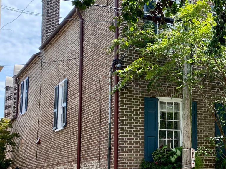 The back wall of a Charleston Single House with very few windows