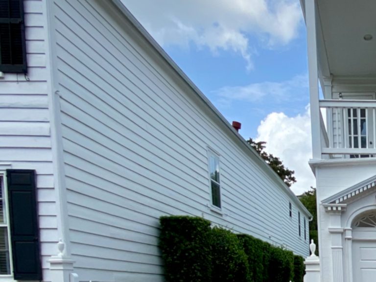 The back wall of a Charleston Single House with very few windows